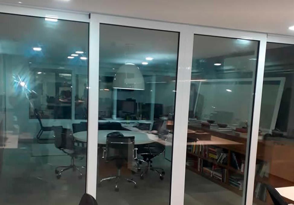 Portas de vidro acústicas em sala de reuniões de ambiente corporativo