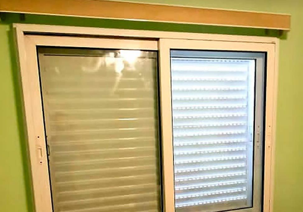 Janela acústica de correr com moldura de madeira, instalada em ambiente residencial