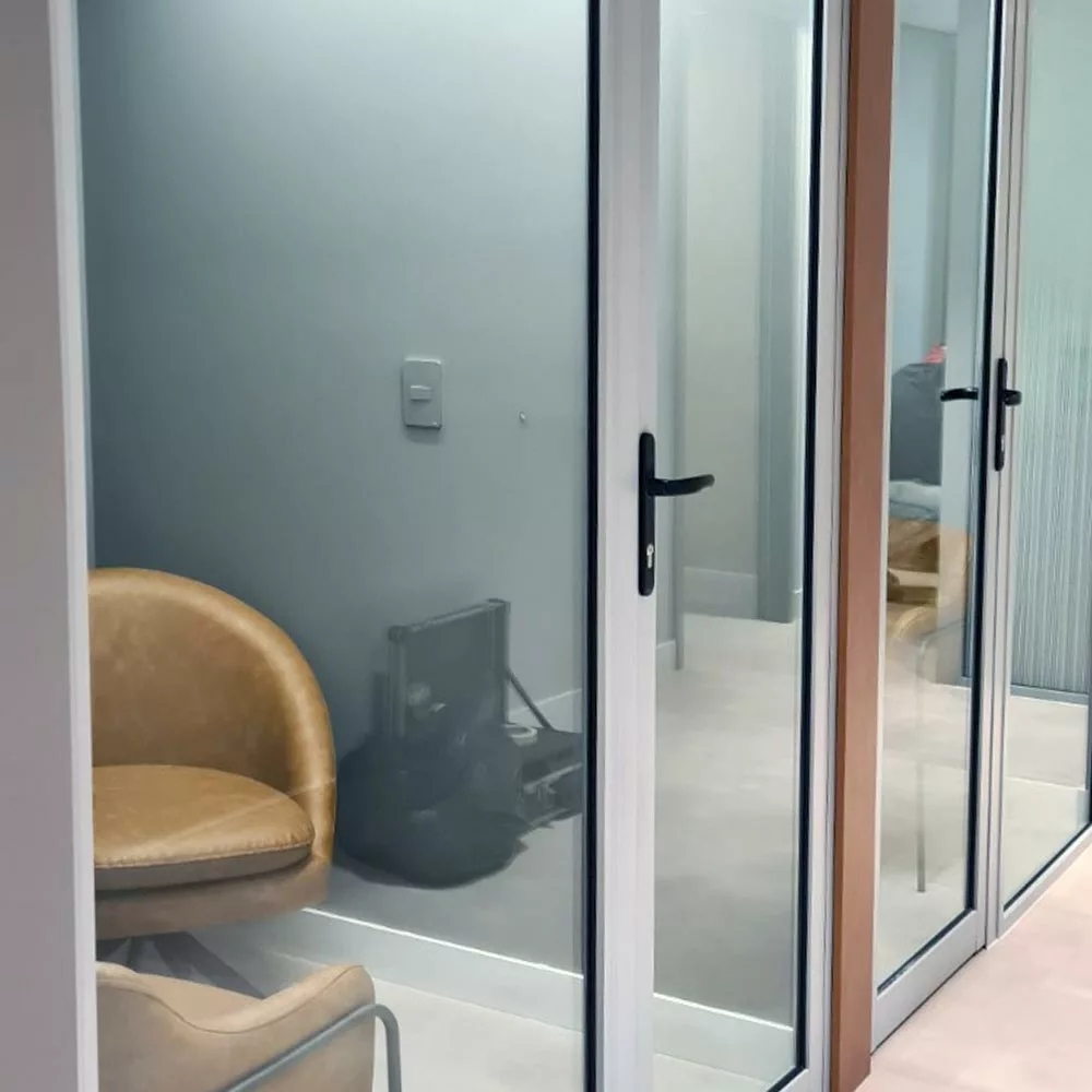 Detalhe da porta acústica Express Acústica, mostrando o fechamento e a vedação